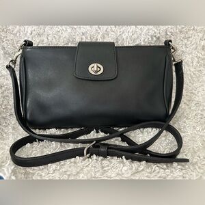 🖤Vintage (February 2001) Coach Crossbody🖤